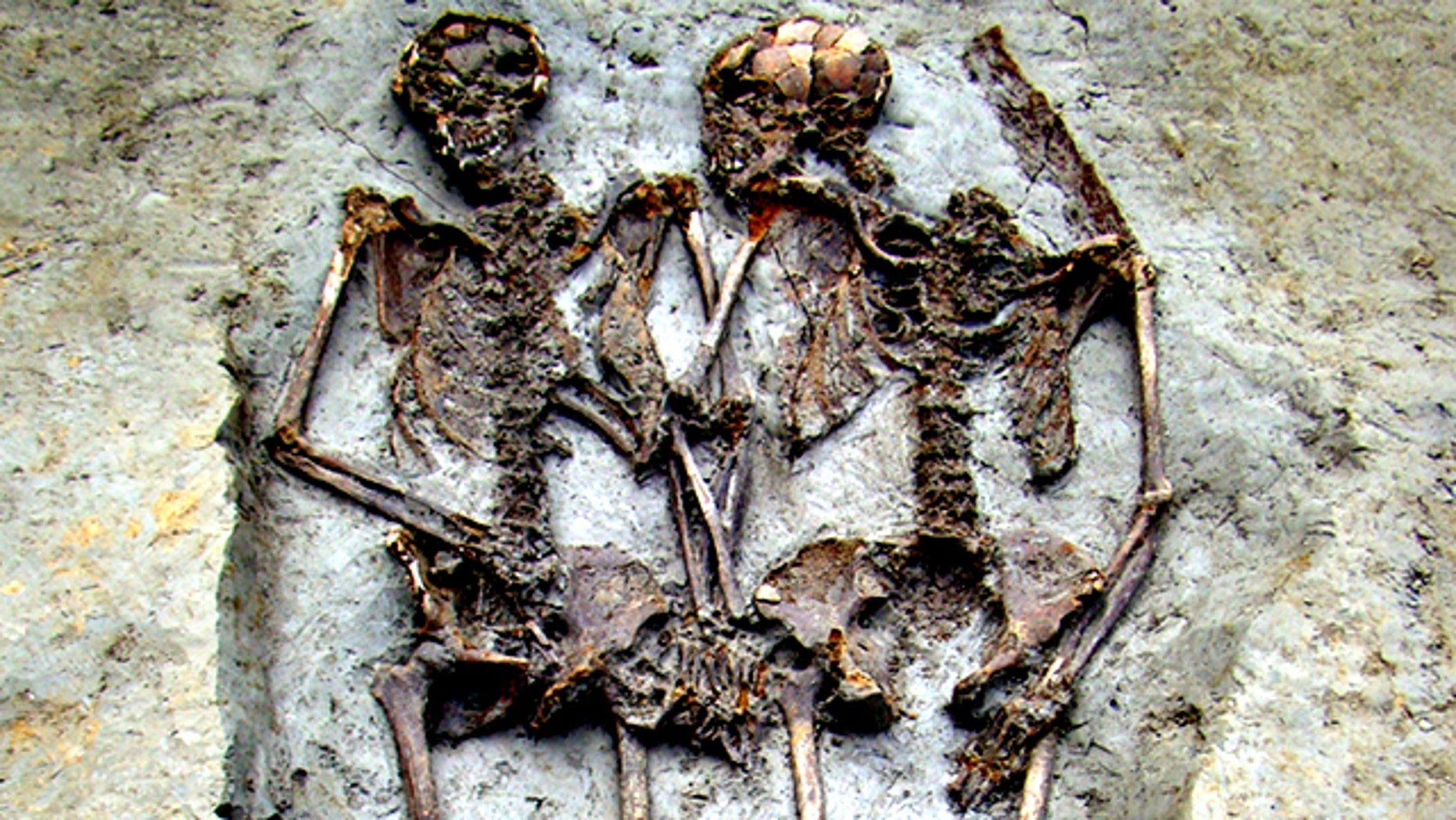skeletons found holding hands thousands of years later