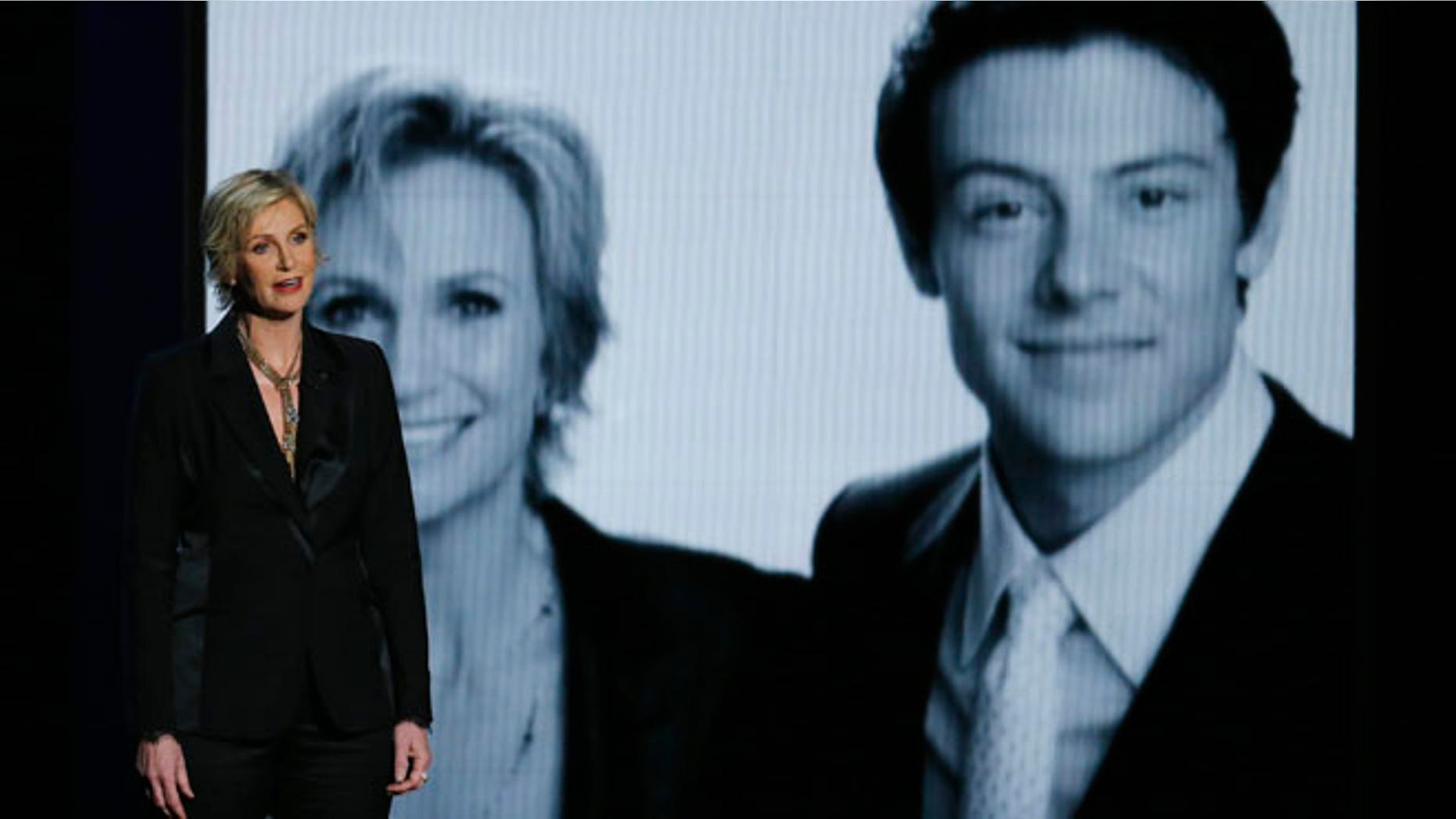 Actress Jane Lynch delivers a tribute to fellow "Glee" star Cory Monteith, who died in July of this year, at the 65th Primetime Emmy Awards in Los Angeles September 22, 2013. REUTERS/Mike Blake (UNITED STATES - Tags: ENTERTAINMENT) (EMMYS-SHOW) - RTX13VY1