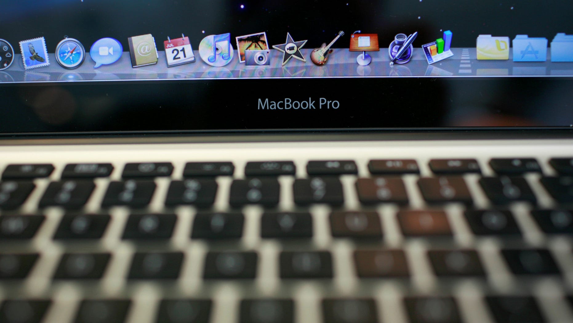 The keyboard and applications on an Apple MacBook Pro are shown at the Apple retail store in San Francisco, California, U.S. July 21, 2009. (REUTERS/Robert Galbraith)