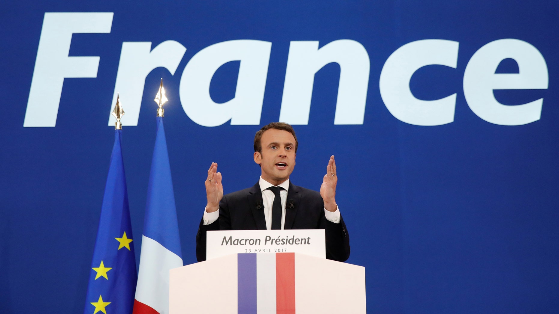 Emmanuel Macron, head of the political movement En Marche !, or Onwards !, and candidate for the 2017 French presidential election, gestures to supporters after the first round of 2017 French presidential election in Paris, France, April 23, 2017. (REUTERS/Benoit Tessier)