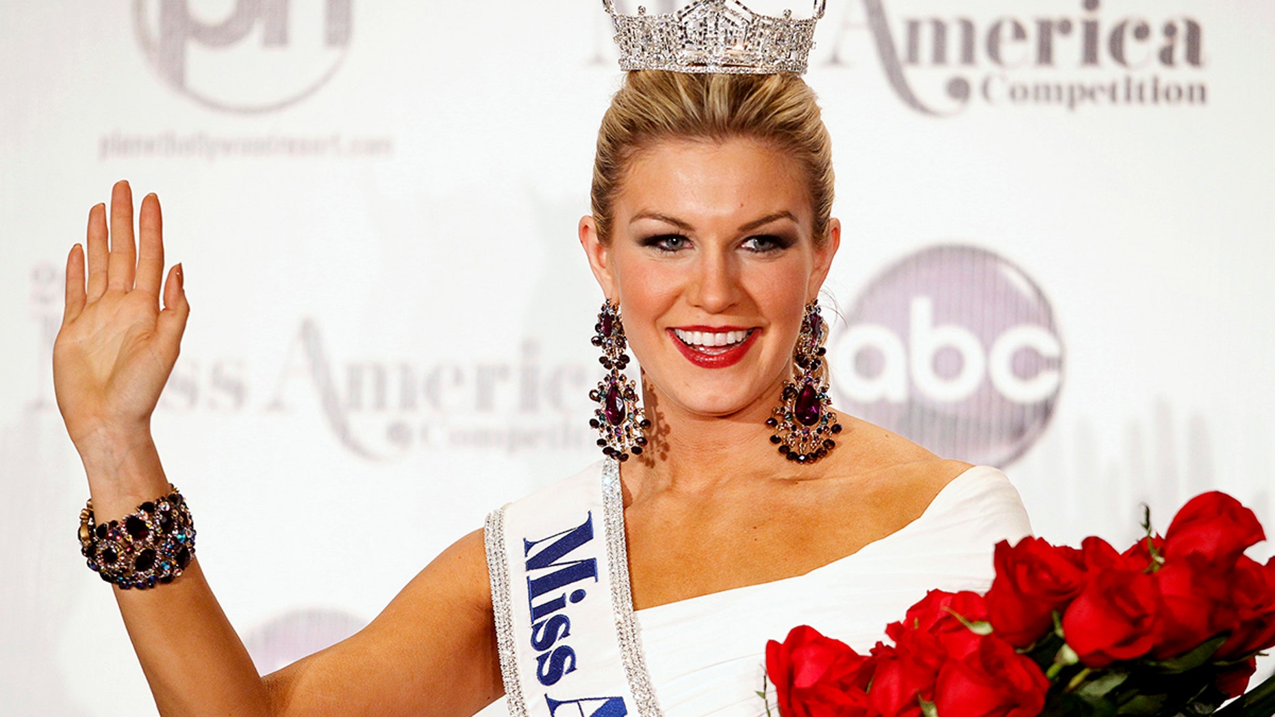 Miss America 2013 Mallory Hytes Hagan, 23, Miss New York, poses during a news conference after winning the Miss America Pageant in Las Vegas January 12, 2013. REUTERS/Steve Marcus (UNITED STATES - Tags: ENTERTAINMENT) - GM1E91D10VS01