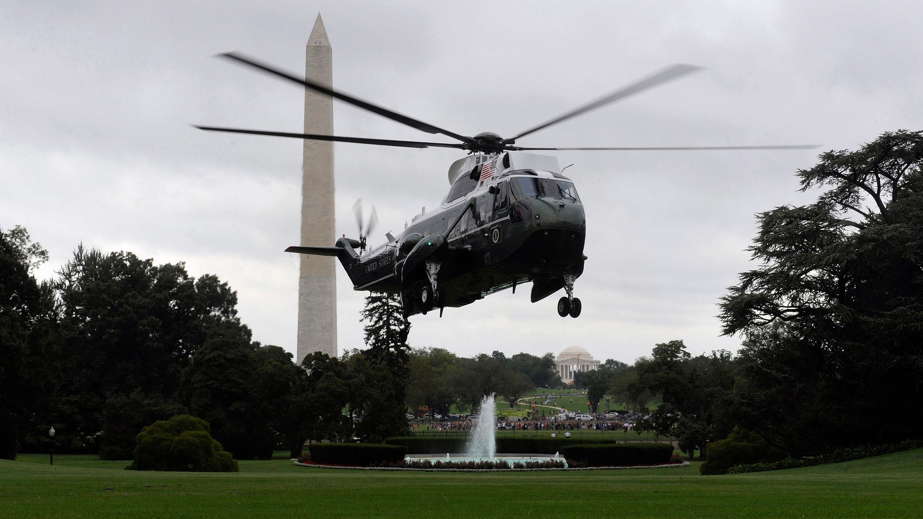 File photo - US President Barack Obama and his family return via Marine One helicopter after a vacation in Florida to the White House in Washington, Aug. 15, 2010. (REUTERS/Jonathan Ernst)