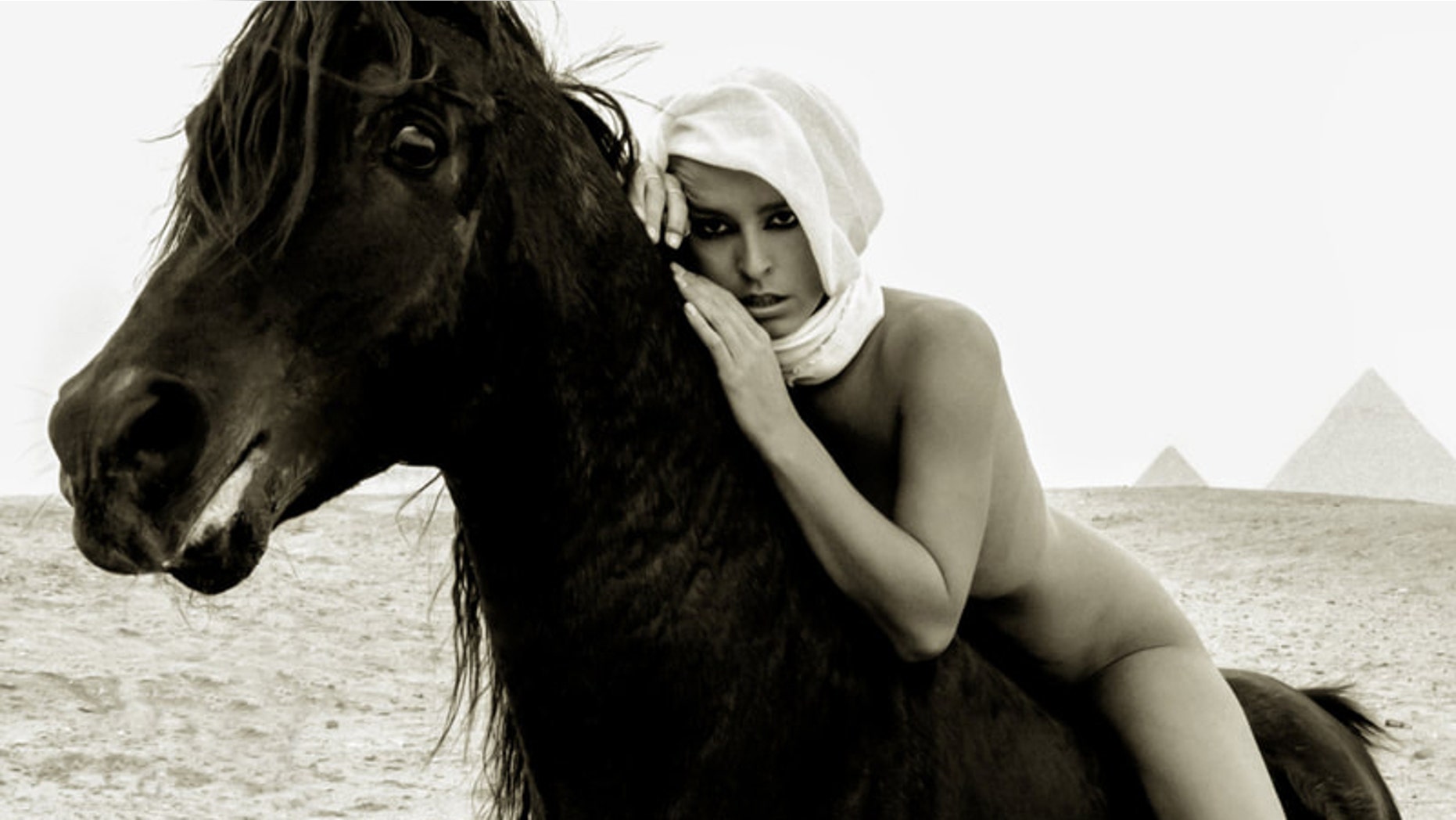Marisa Papen and photographer Jesse Walker ran into trouble at a recent nude photoshoot.