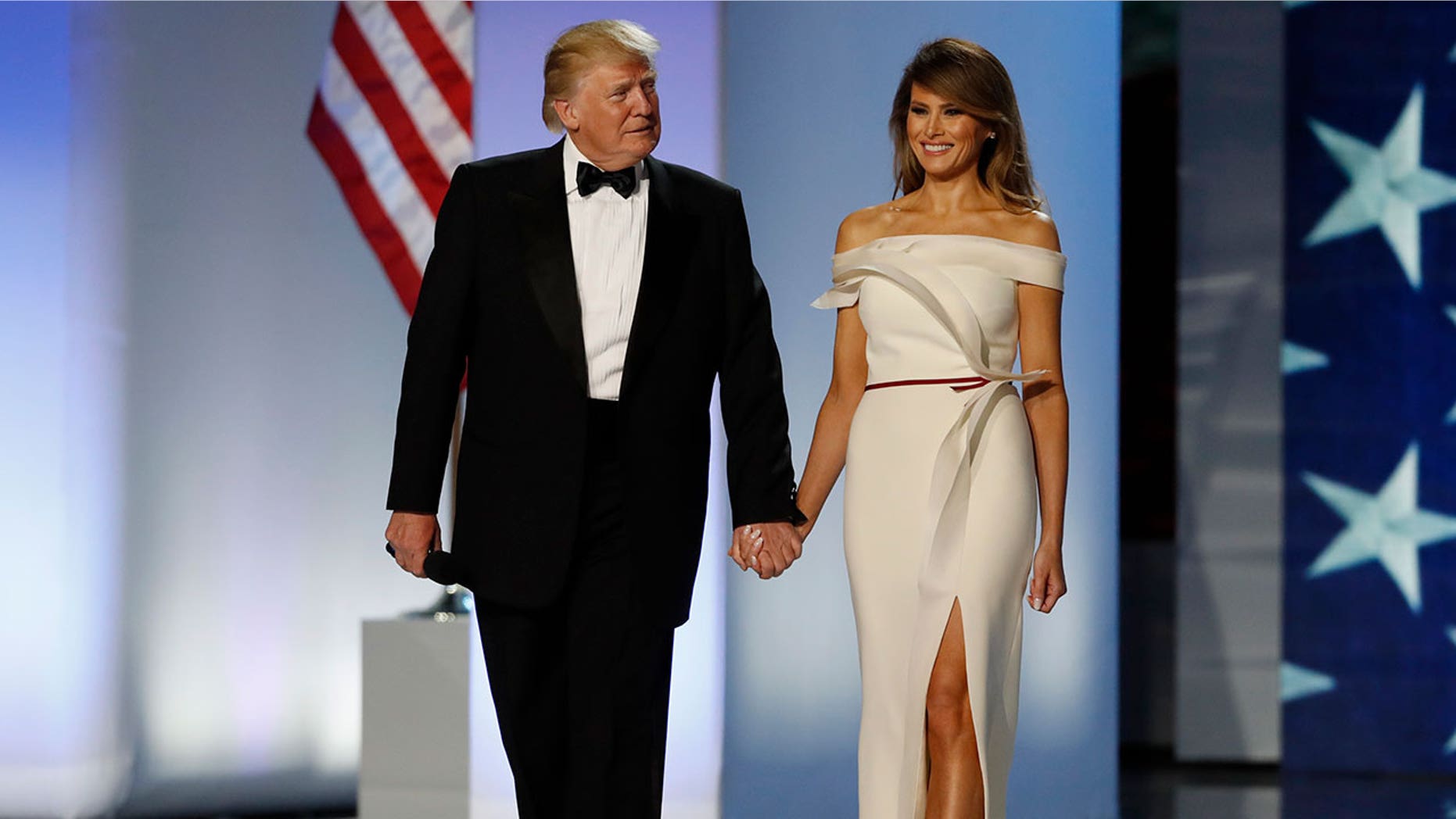 Donald And Melania Trump 2005 Wedding Cake Up For Auction Price Trump S Gown Will Be Placed In The Smithsonian First Las Exhibit Alongside Dresses From