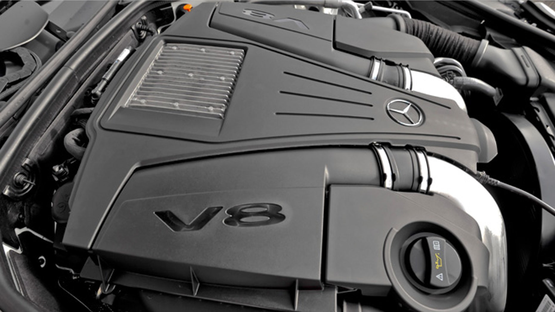 V8 engine in Mercedes-Benz SL550
