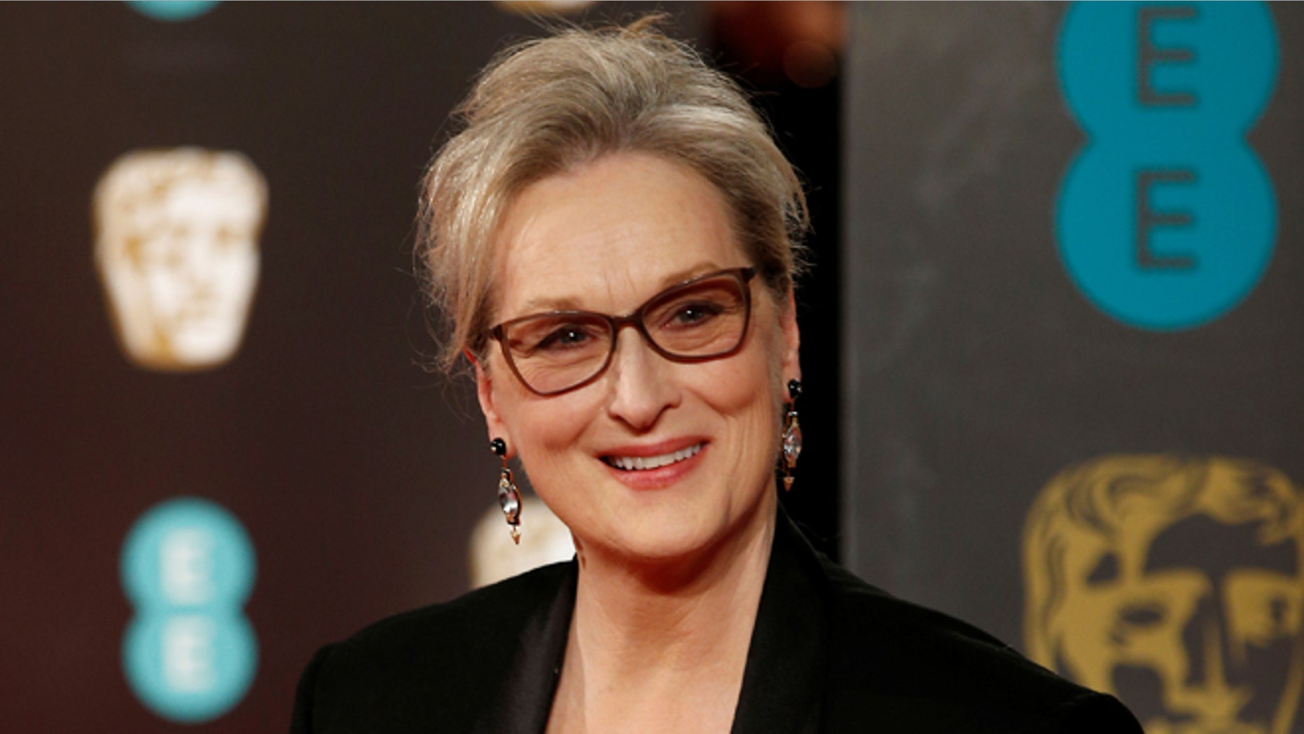 Meryl Streep denies a claim that she refused to wear a Chanel dress unless she received payment.