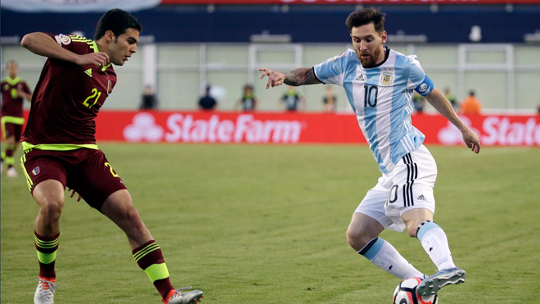 Argentina's Lionel Messi (10) dribbles the ball against Venezuela's Alexander Gonzalez (21) during the second half of a Copa America Centenario soccer quarterfinal Saturday, June 18, 2016, in Foxborough, Mass. (AP Photo/Elise Amendola)