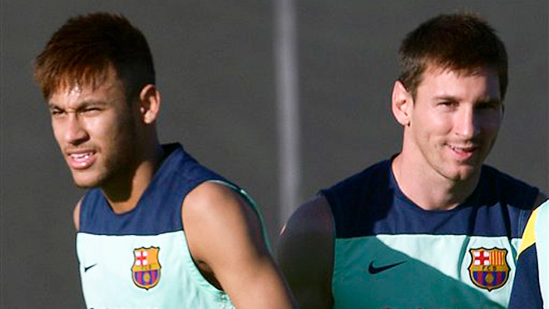 El brasileño Neymar, izquierda, participa de un entrenamiento con el Barcelona con el argentino LIonel Messi el lunes, 29 de julio de 2013, en Barcelona. (AP Photo/Manu Fernandez)