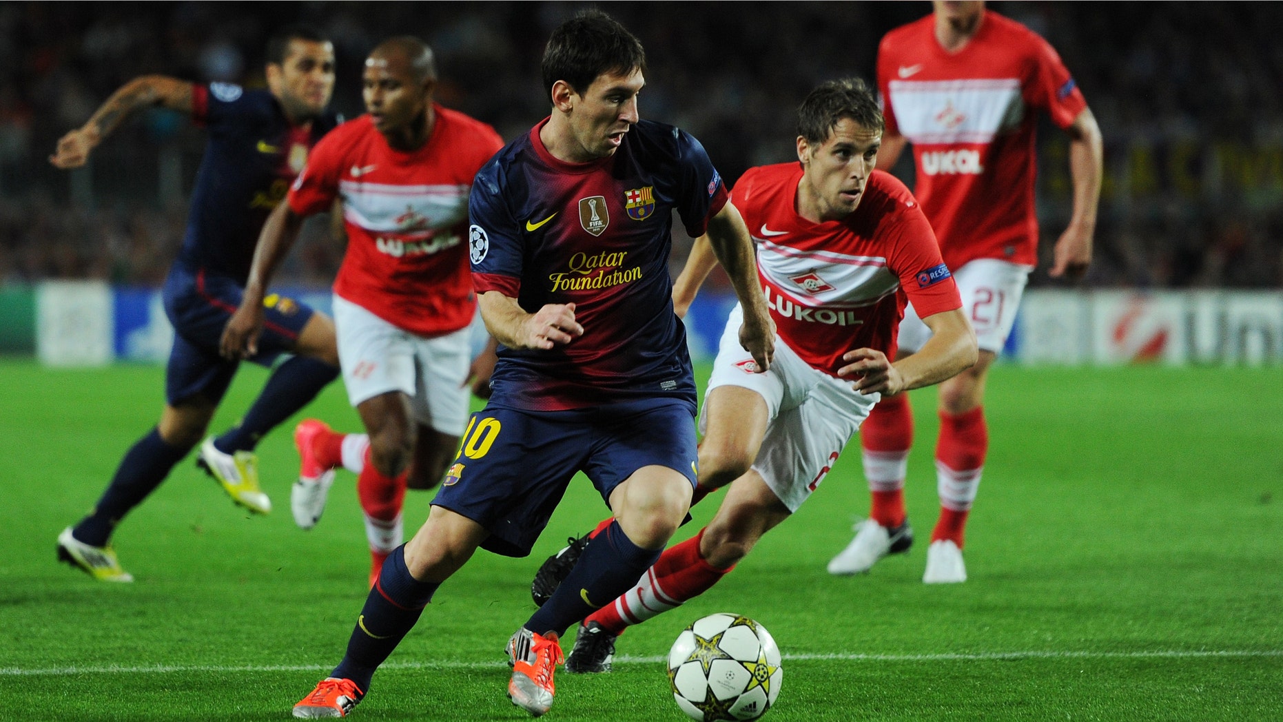 BARCELONA, SPAIN - SEPTEMBER 19: Lionel Messi of Barcelona controls the ball during the UEFA Champions League group G match between FC Barcelona and FC Spartak Moscow at the Camp Nou stadium on September 19, 2012 in Barcelona, Spain. (Photo by Jasper Juinen/Getty Images)