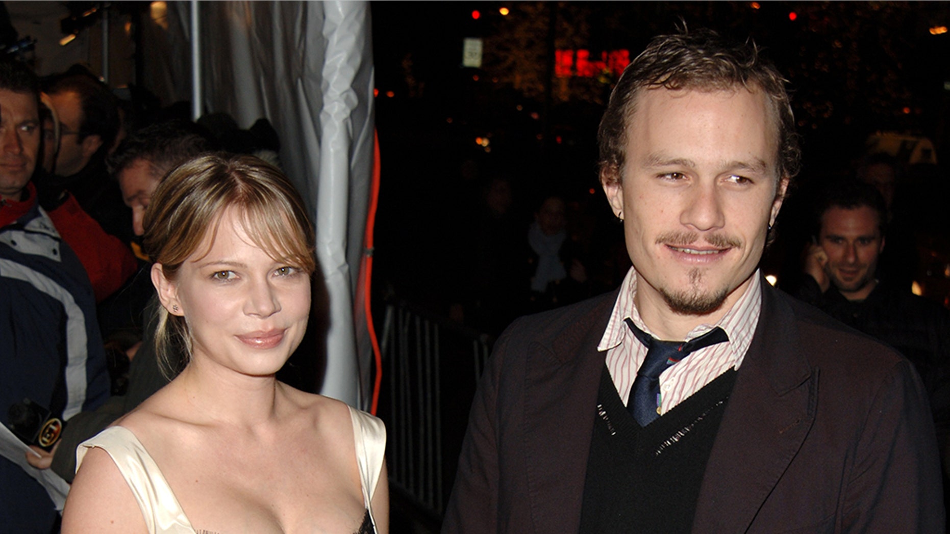 Heath Ledger and Michelle Williams arrive at the "Brokeback Mountain" premiere held at the Loews Lincoln Square, New York City BRIAN ZAK. (Photo by Brian ZAK/Gamma-Rapho via Getty Images)