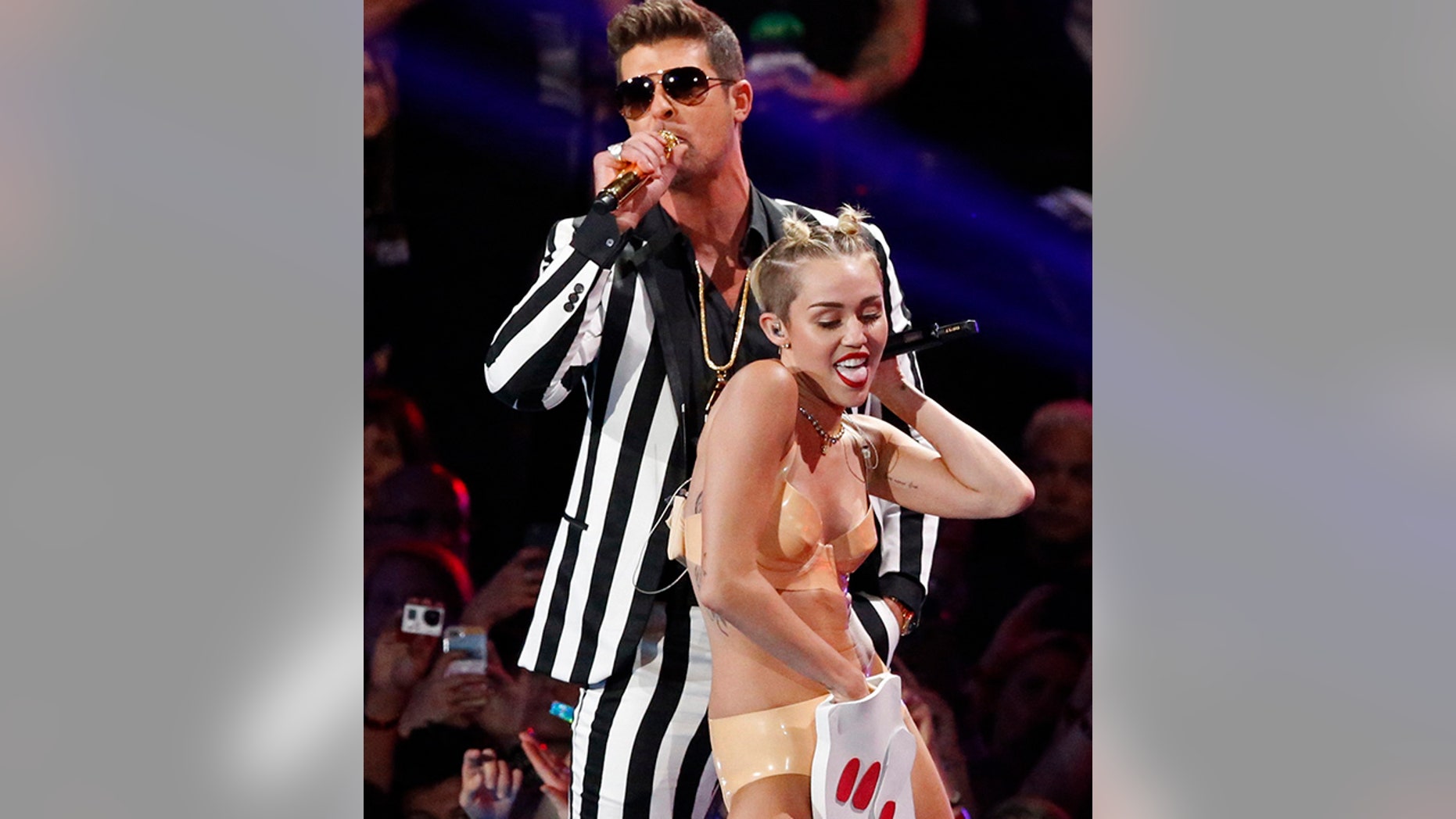 Miley Cyrus and Robin Thicke perform "Blurred Lines" during the 2013 MTV Video Music Awards in New York August 25, 2013.
