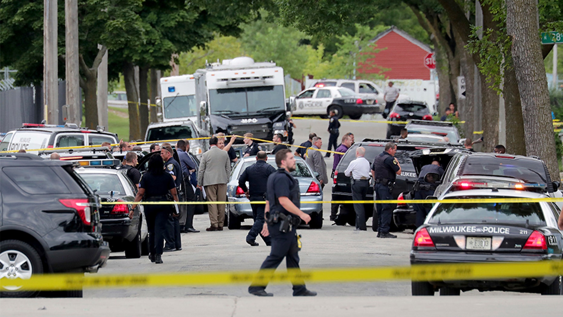 Milwaukee police officer shot dead after suspect allegedly yells 'I'm