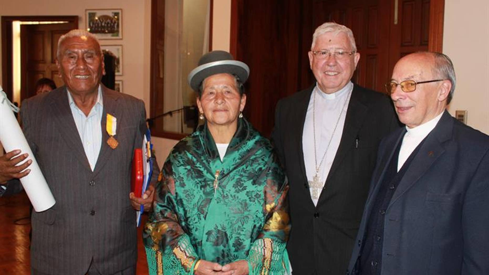 Spanish Jesuit Luis Palomera (R) and Sucre Department Arzbishop Jesus Juarez pose with Vicente Quispe Chura and his wife Francisca Carlo de Quispe.