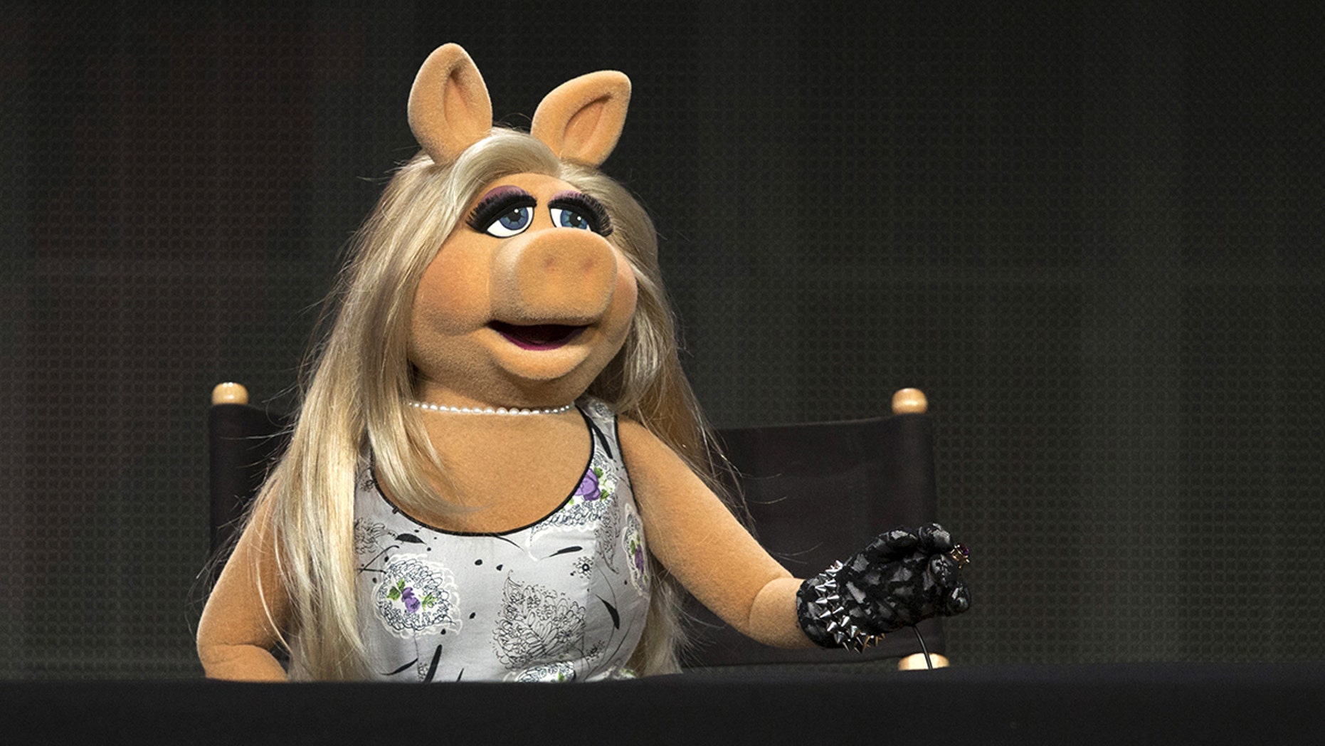 Muppets Miss Piggy Puppet