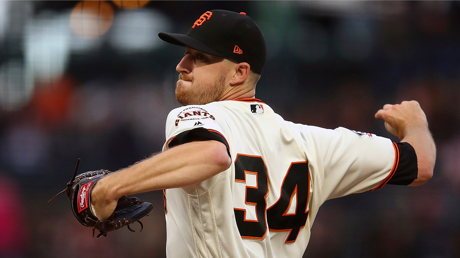 San Francisco Giants pitcher Chris Stratton works against the Cincinnati Reds in the first inning of a baseball game