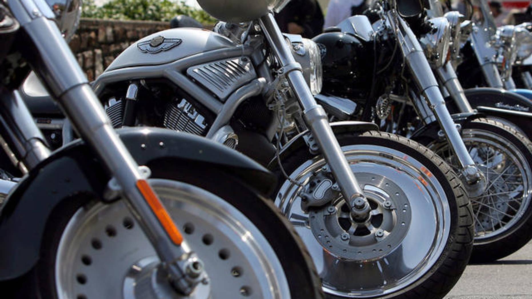 Harley-Davidson Motorraeder stehen am Donnerstag, 7. Juni 2007, beim internationalen Harley-Davidson-Treffen "Magic-Bike" in Ruedesheim aufgereiht am Strassenrand. Das Treffen mit umfangreichem Rahmenprogramm dauert vom 07. bis 10. Juni 2007. (AP Photo/Daniel Roland) --- Harley-Davidson motorcycles stand in a row on the sideline of a street in Ruedesheim, Germany, where participants of the international Harley-Davidson meeting "Magic-Bike" gathered on Thursday, June 7, 2007. The meeting of Harley-Davidson enthusiasts takes places from June 7 to 10, 2007. (AP Photo/Daniel Roland)