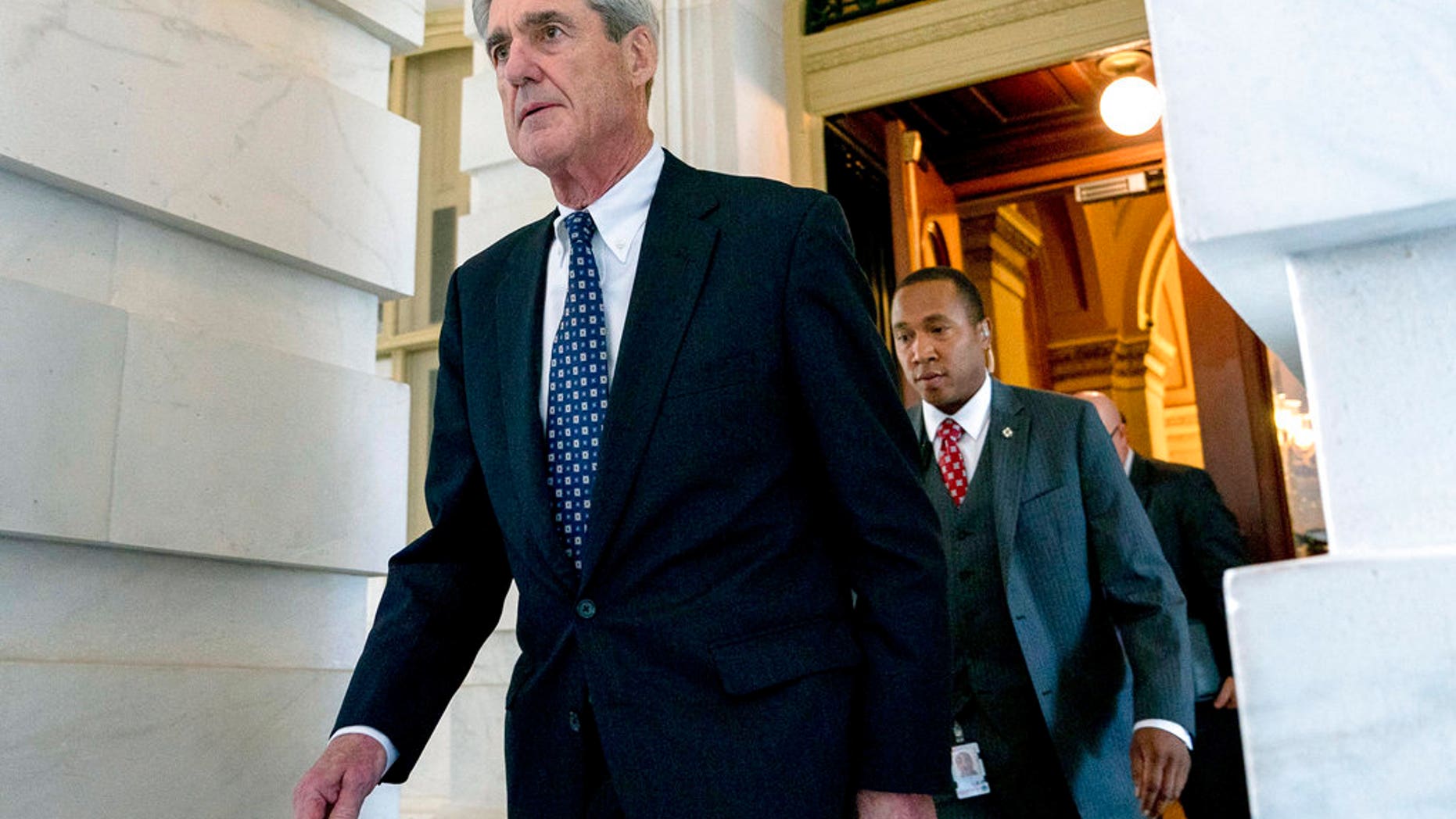ARCHIVO - En esta fotografÃa de archivo del 21 de junio de 2017, el ex director del FBI Robert Mueller, quien ahora funge como fiscal especial que investiga la interferencia rusa en los comicios estadounidenses de 2016, sale del Capitolio tras una reunión a puerta cerrada en Washington. (AP Foto/Andrew Harnik, archivo)