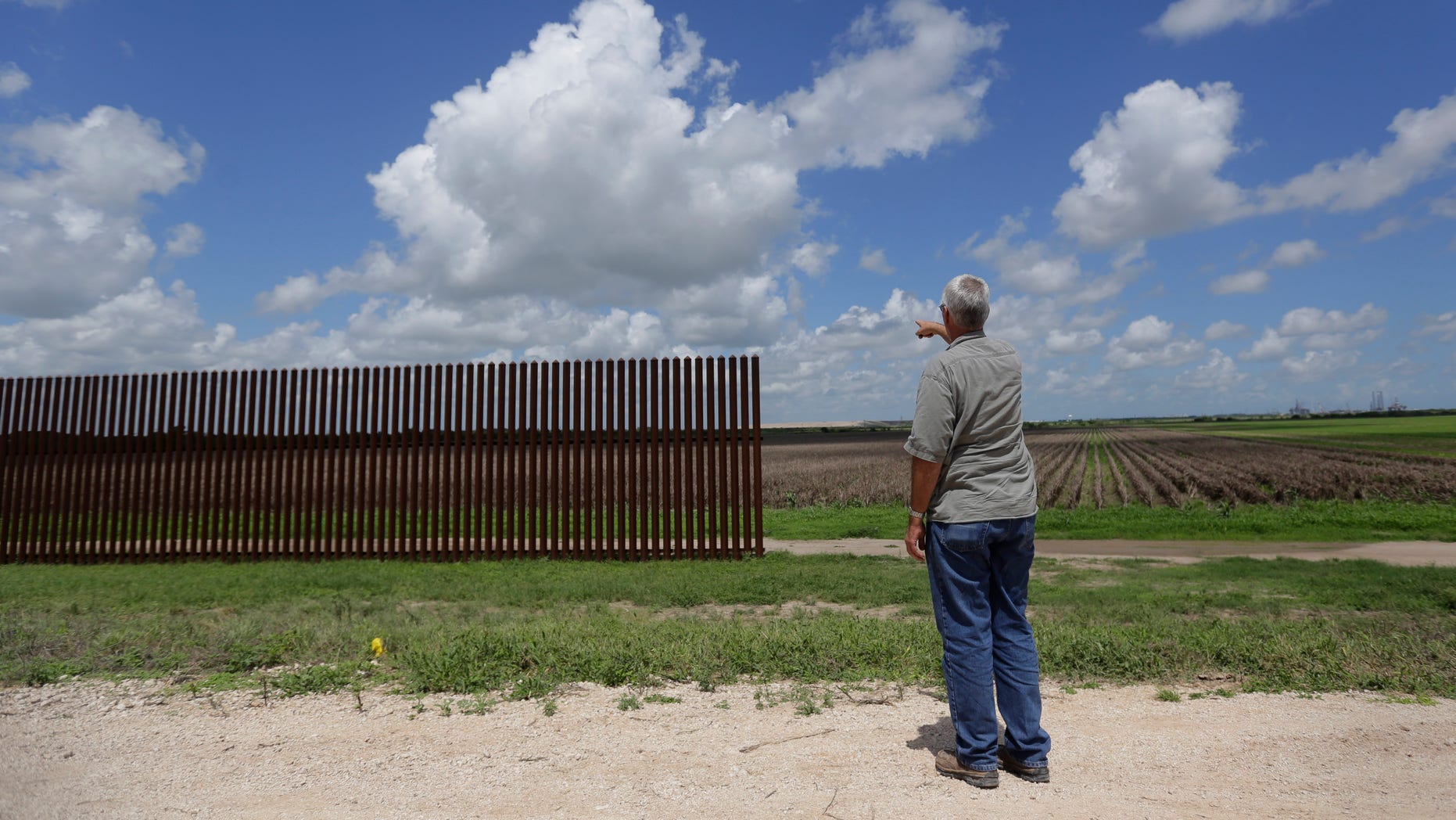 En esta foto del 17 de septiembre de 2015, Max Pons, gerente de Nature Conservancy en la frontera sur de EEUU, señala la punta sur donde termina el muro fronterizo cerca de Brownsville, Texas. La construcción del muro fronterizo entre México y Estados Unidos cuesta 6,5 millones de dólares por milla (1,6 km), por lo que concluirlo será una tarea descomunal para 3.144 kilómetros (1.954 millas) de frontera que comparten ambos países. (Foto AP/Eric Gay)