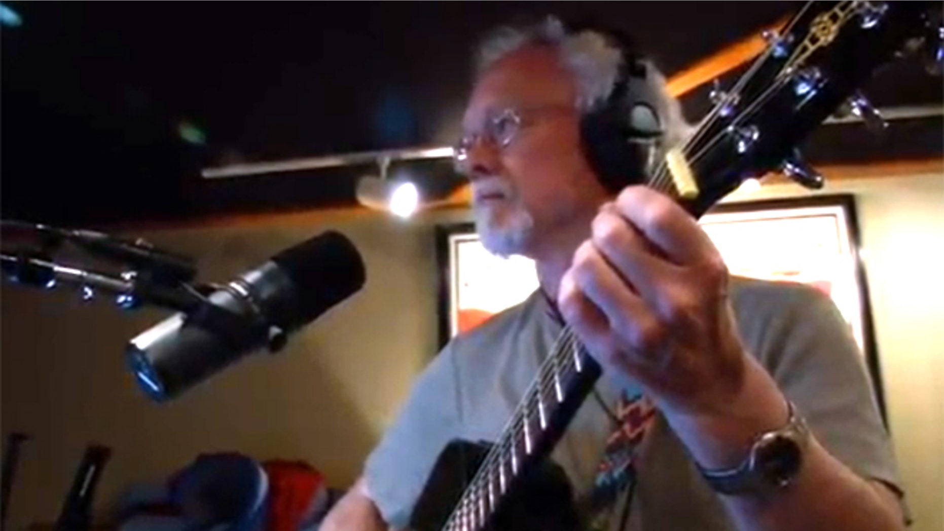 Musician Stuart Jewell is working on a long-cherished dream to record a song that he wrote almost thirty years ago, but his purpose is to create a memento for his family, rather than to become a star.