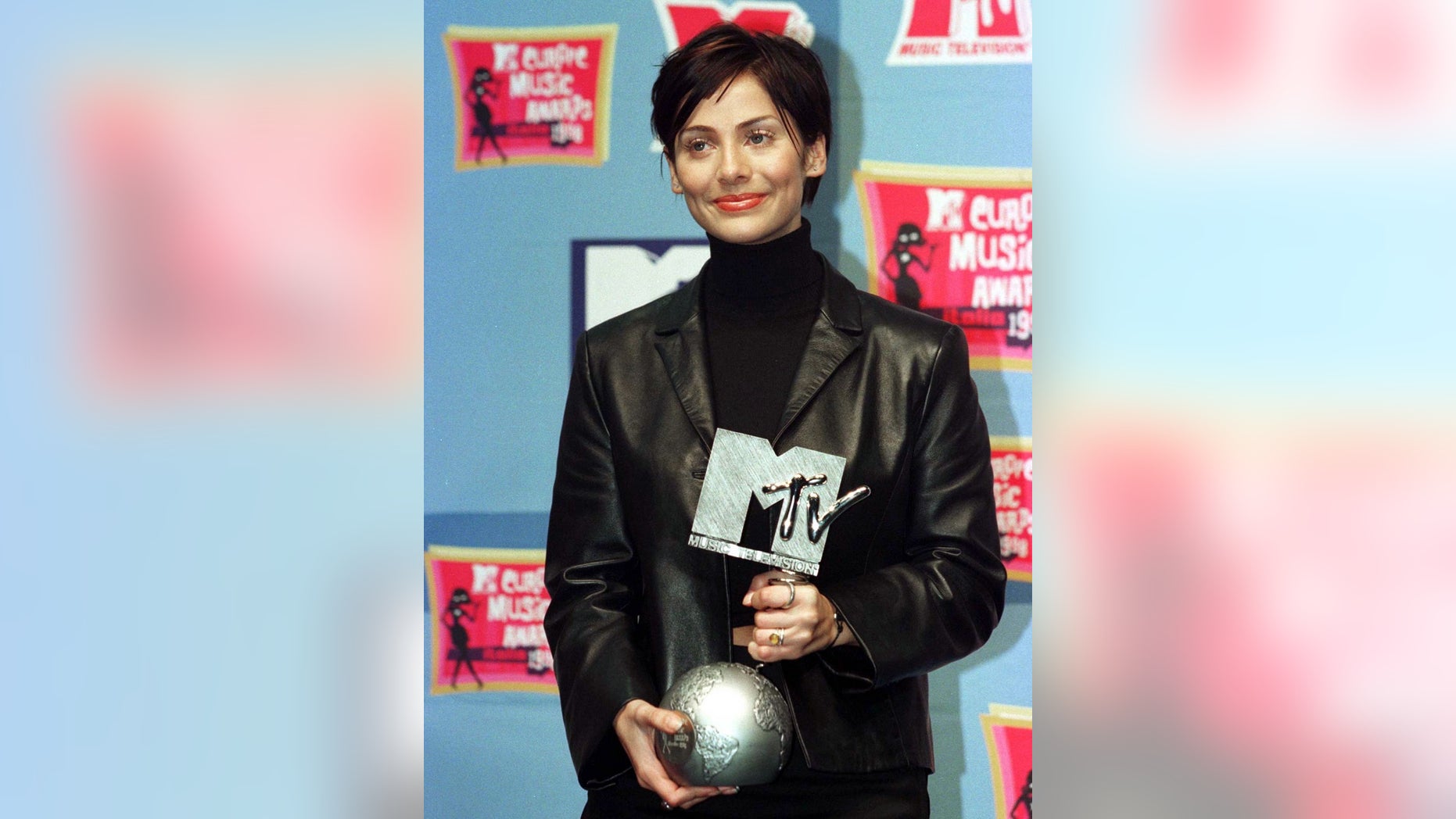 Twitter users have reacted with shock to a tweet explaining that Australian singer Natalie Imbruglia’s 1997 hit single “Torn” is in fact a cover.
