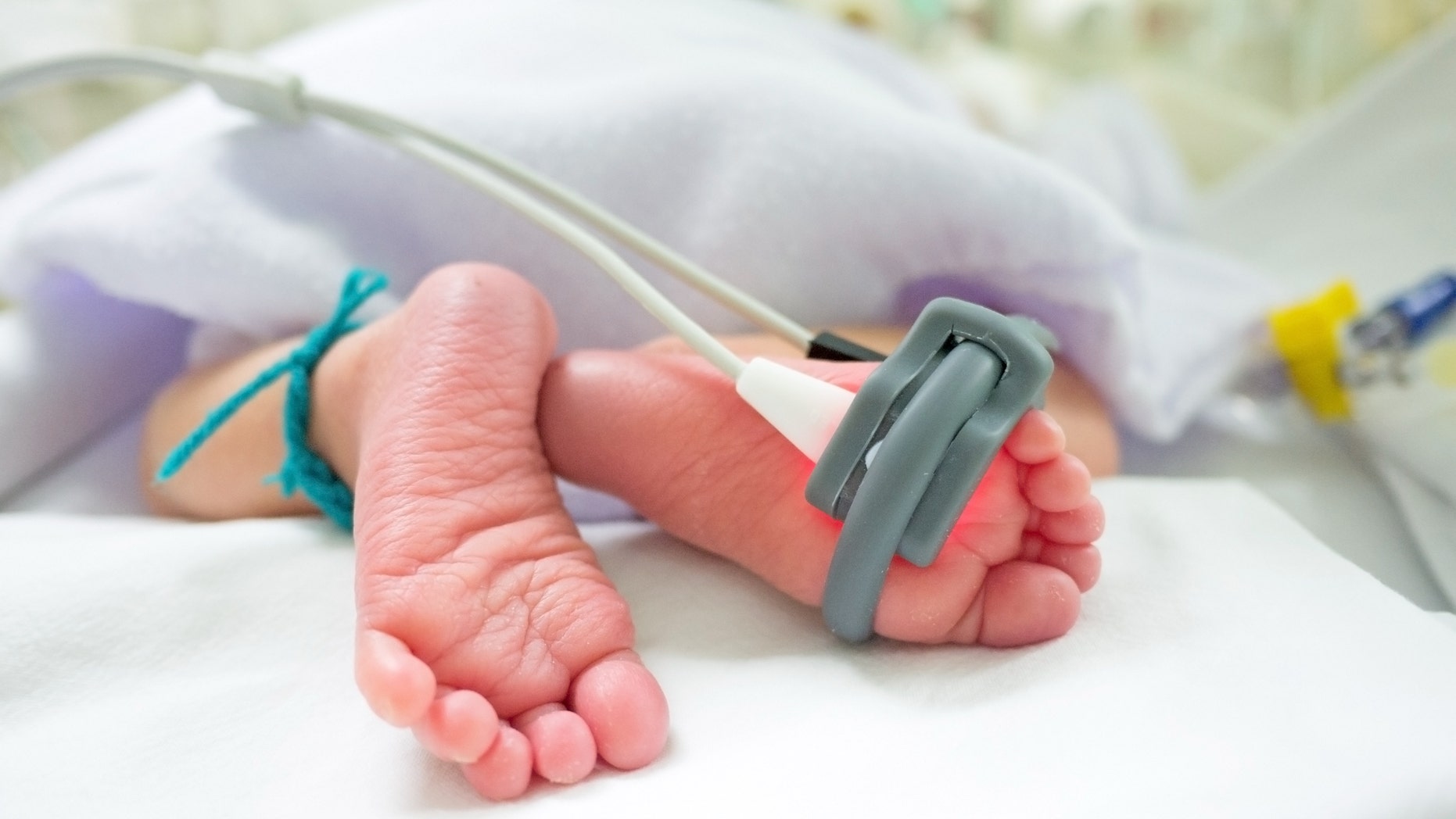 baby feet and oxygen saturation monitor