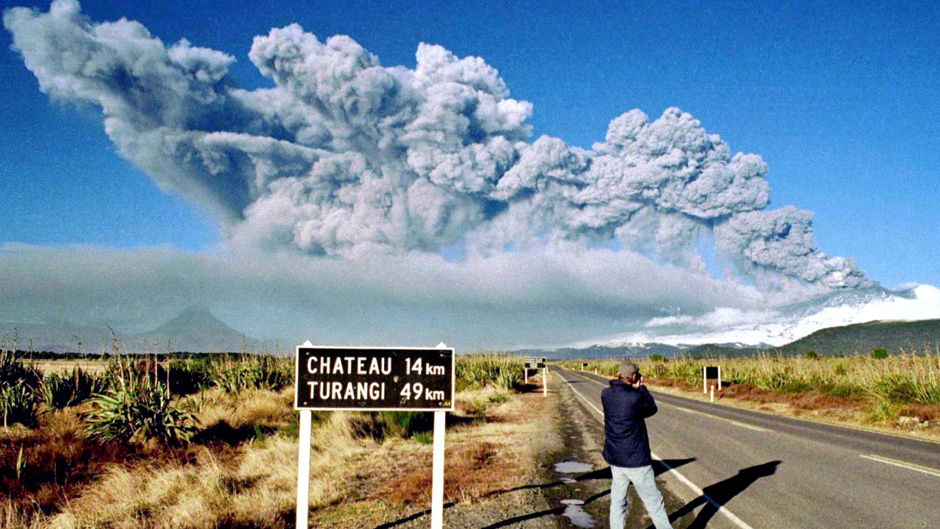 File photo: A tourist takes pictures of Mount Ruapehu as it erupts on June 18, 1996 in Tongariro National Park on the central North Island of New Zealand. (REUTERS/Stringer)