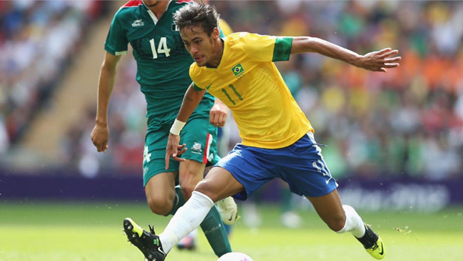 LONDON, ENGLAND - AUGUST 11: Neymar of Brazil (R) controls the ball under pressure from Jorge Enriquez of Mexico during the Men's Football Final between Brazil and Mexico on Day 15 of the London 2012 Olympic Games at Wembley Stadium on August 11, 2012 in London, England. (Photo by Julian Finney/Getty Images)
