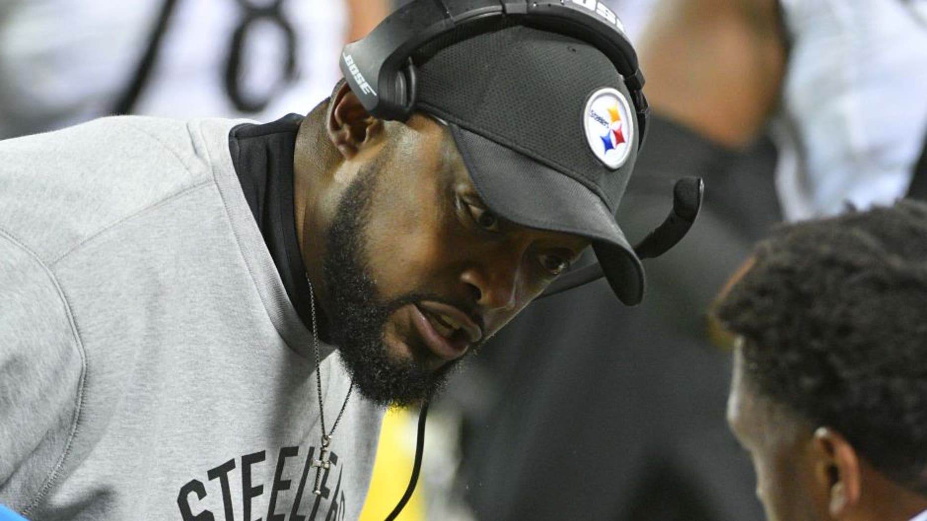 Jan 15, 2017; Kansas City, MO, USA; Pittsburgh Steelers head coach Mike Tomlin speaks to a player during the second quarter against the Kansas City Chiefs in the AFC Divisional playoff game at Arrowhead Stadium. Mandatory Credit: Denny Medley-USA TODAY Sports