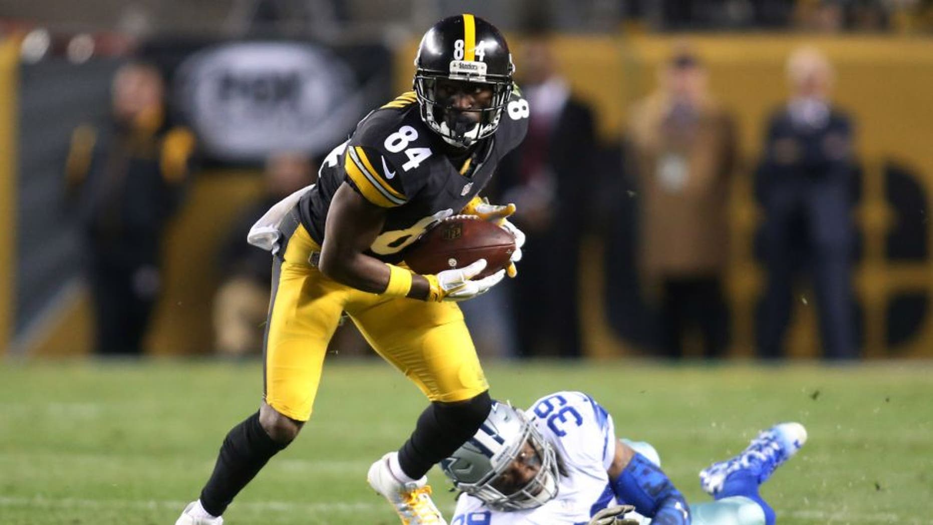 Nov 13, 2016; Pittsburgh, PA, USA; Pittsburgh Steelers wide receiver Antonio Brown (84) runs after a catch against Dallas Cowboys cornerback Brandon Carr (39) during the second quarter at Heinz Field. Mandatory Credit: Charles LeClaire-USA TODAY Sports