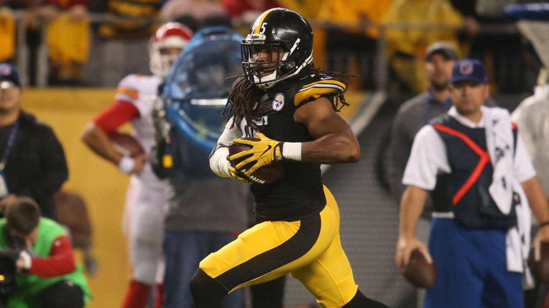Oct 2, 2016; Pittsburgh, PA, USA; Pittsburgh Steelers outside linebacker Jarvis Jones (95) returns an interception against the Kansas City Chiefs during the first quarter at Heinz Field. Mandatory Credit: Charles LeClaire-USA TODAY Sports