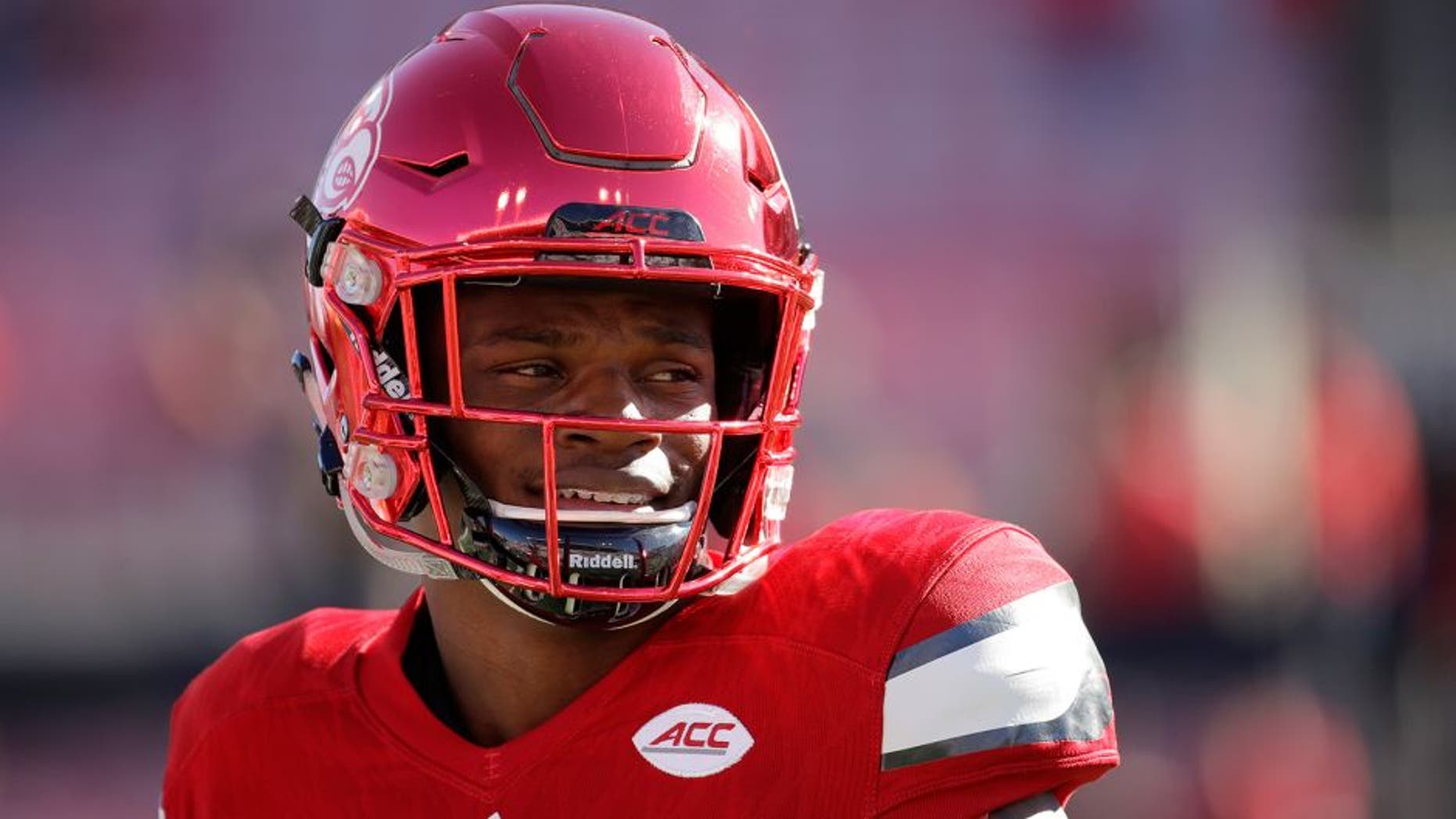 LOUISVILLE, KY - OCTOBER 22: Lamar Jackson #8 of the Louisville Cardinals runs drills before the game against the North Carolina State Wolfpack at Papa John's Cardinal Stadium on October 22, 2016 in Louisville, Kentucky. (Photo by Andy Lyons/Getty Images)
