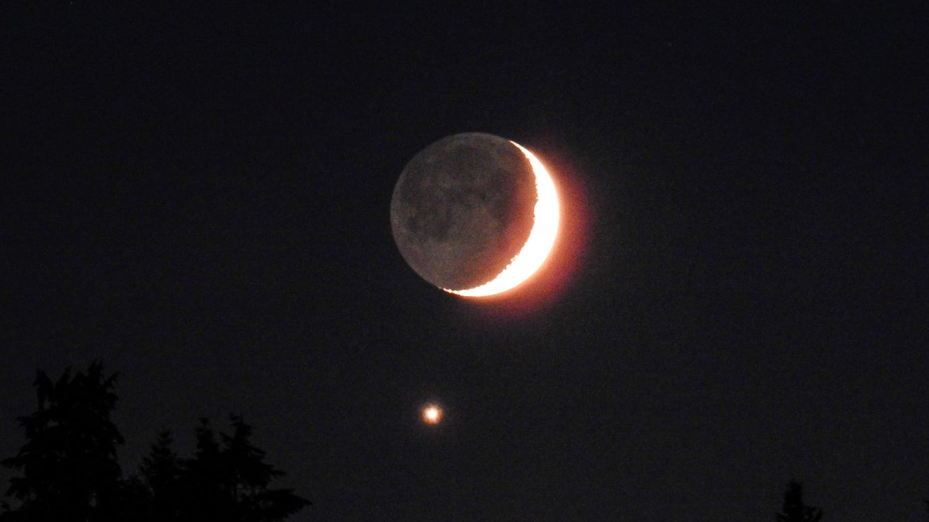 Venus and the moon appeared close in proximity last night as the two made for a breathtaking scene.
