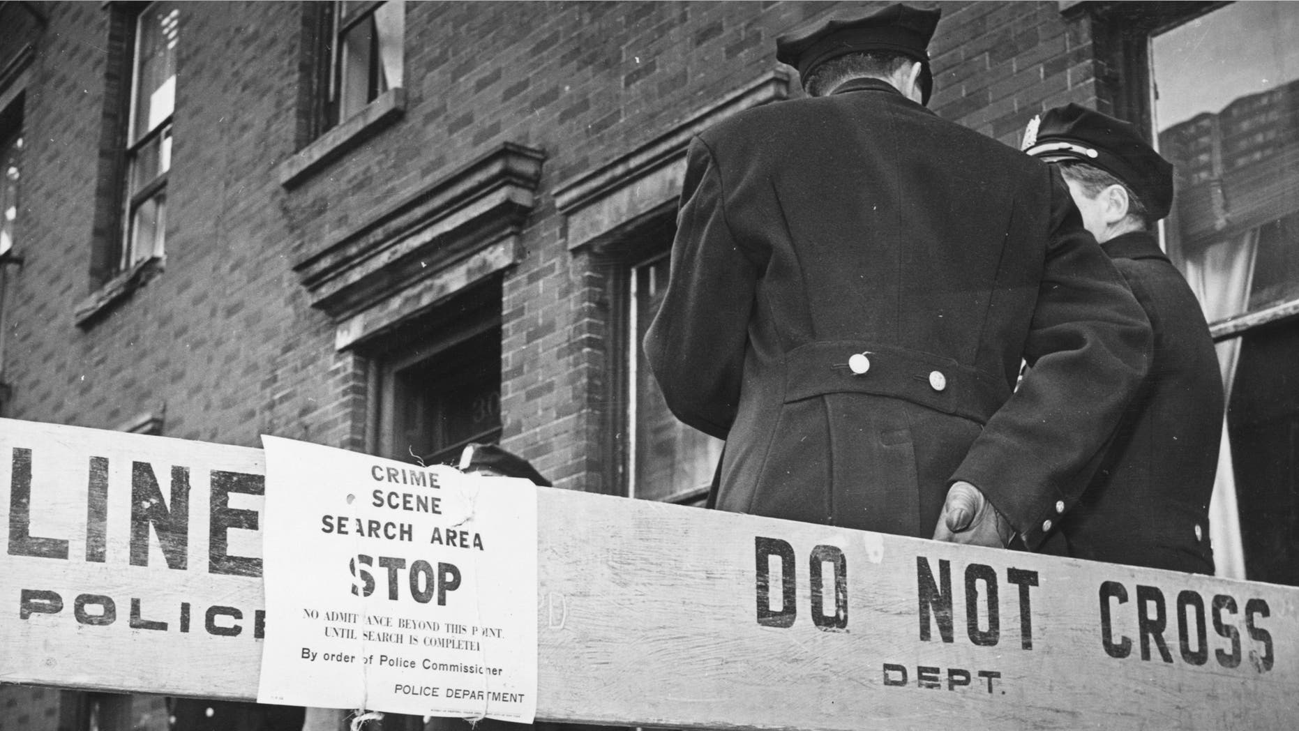3rd March 1961: Police stand in front of the cordoned off house where 4-year-old Edith Kiecorius was murdered by Fred Thompson, in New York, USA.
