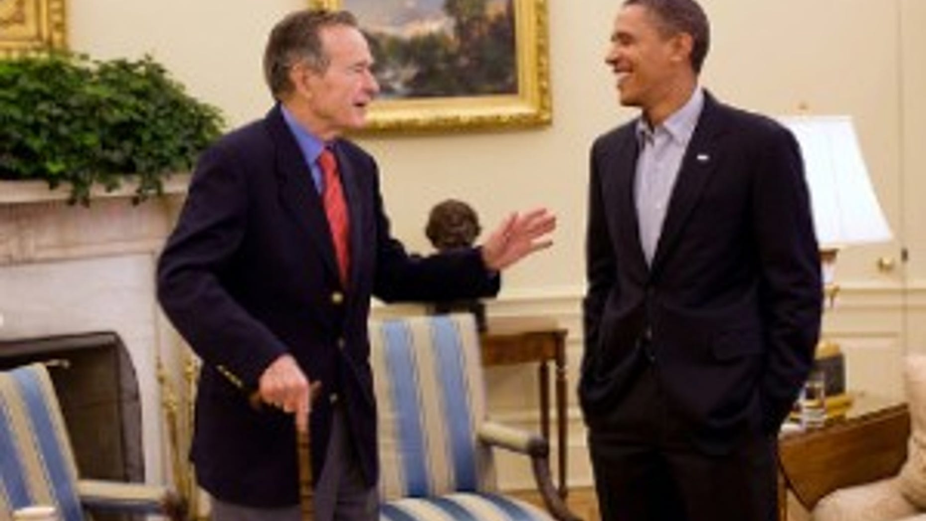 Former President George H.W. Bush makes a social call to President Obama. White House Photo