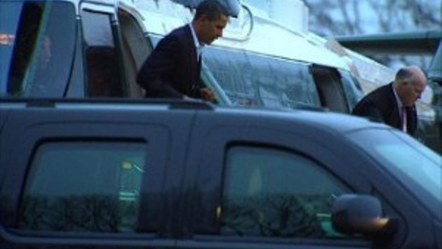 President Obama arrives at Bethesda Naval Hospital (Travel Pool Photo)