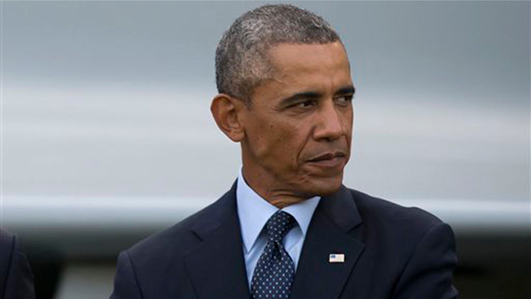El presidente Barack Obama anunció el domingo 7 de 2014 que presentará en los próximas dÃas su estrategia para derrotar al Estado Islámico que controla algunas zonas en Irak y Siria. En la imagen, Obama durante un desfile de aviones en la cumbre de la OTAN en Newport, Gales, el 5 de septiembre. (AP Foto/Jon Super)