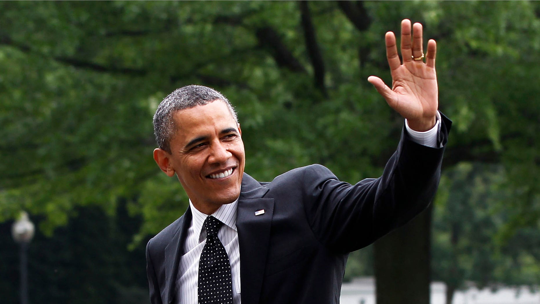 El presidente Barack Obama saluda mientras cruza el jardÃn de la Casa Blanca en Washington tras su regreso de una visita sorpresiva a Afganistán el miércoles 2 de mayo del 2012. Los hispanos, el grupo minoritario de mayor crecimiento entre la población estadounidense, favorecen por un amplio margen al presidente Obama ante el posible candidato republicano Mitt Romney lo cual serÃa un factor decisivo en las elecciones del 6 de noviembre. (Foto AP/Pablo Martinez Monsivais)