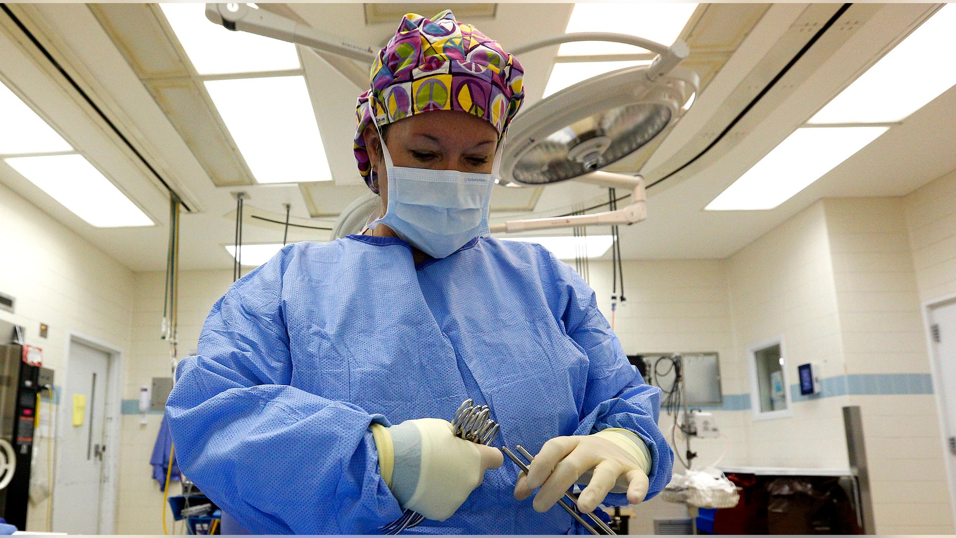 Surgical Tech Melissa Ellis prepares an OR room in the University of Mississippi Medical Center in Jackson, Mississippi October 4, 2013. Mississippi is one of at least 20 states that has decided not to expand Medicaid under the Affordable Care Act, better known as "Obamacare". REUTERS/Jonathan Bachman (UNITED STATES - Tags: HEALTH POLITICS BUSINESS) - RTR3FLTD