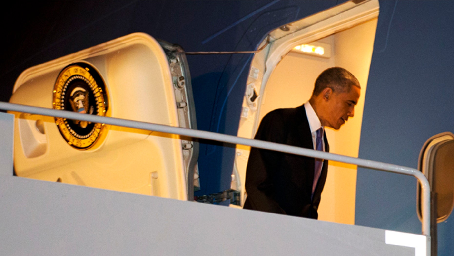 Dec. 9, 2014: President Obama boards Air Force One in Nashville, Tenn. after speaking there about his executive actions on immigration. (AP)