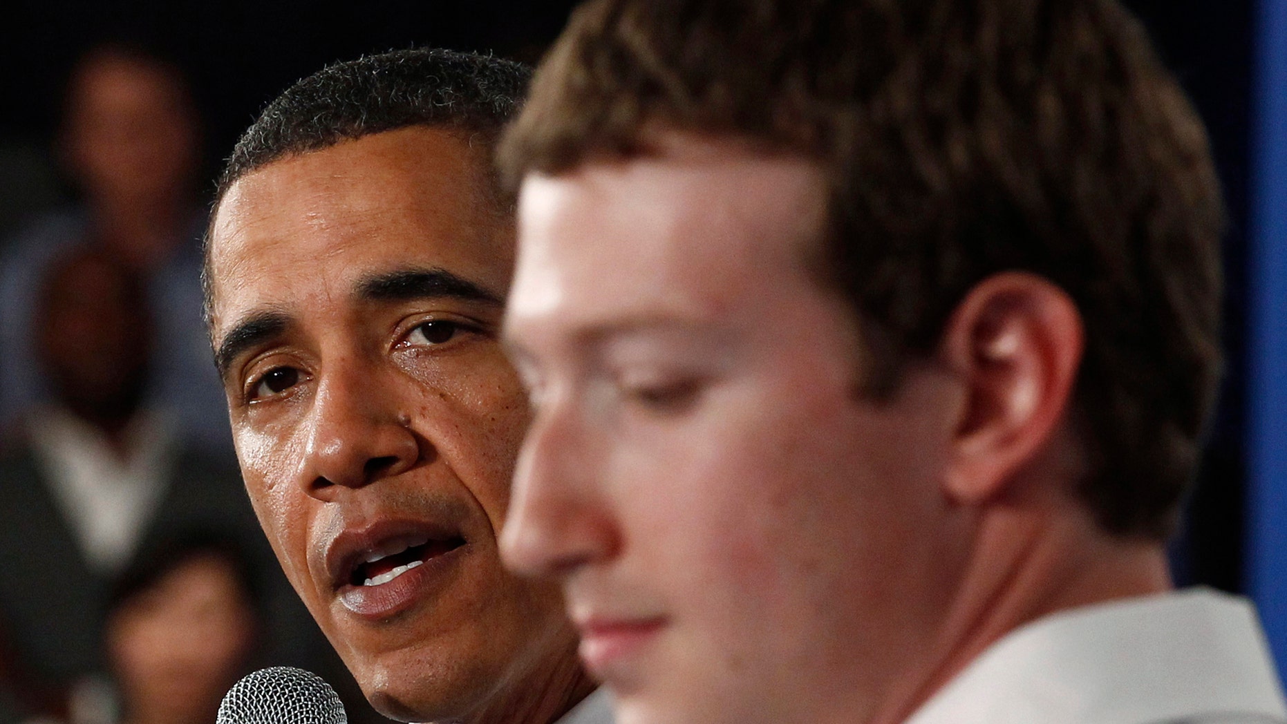 File photo - U.S. President Barack Obama attends a town hall meeting at Facebook headquarters with CEO Mark Zuckerberg in Palo Alto, April 20, 2011. (REUTERS/Jim Young)