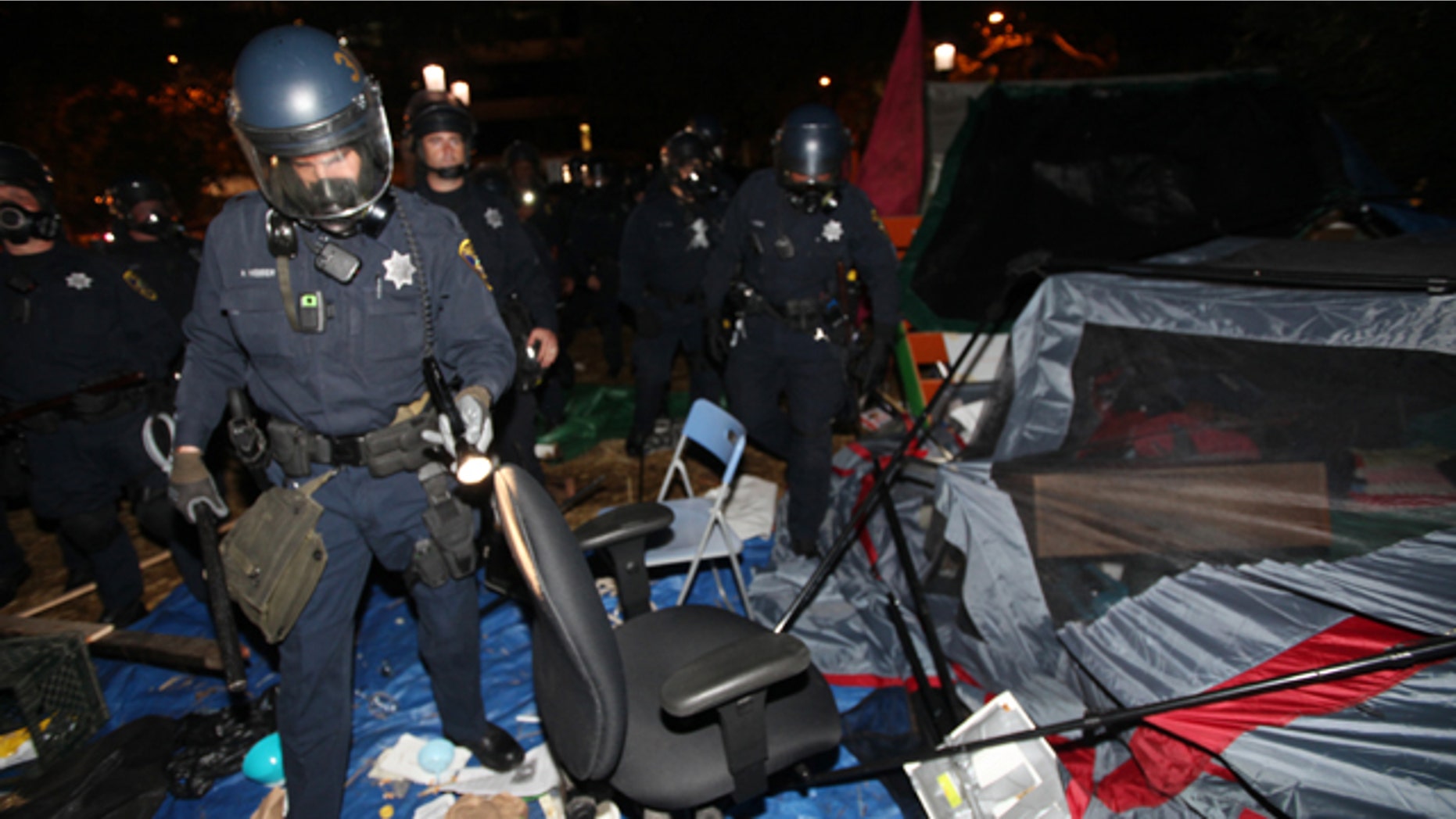 Police in Riot Gear Clear Anti-Wall Street Protesters in California ...