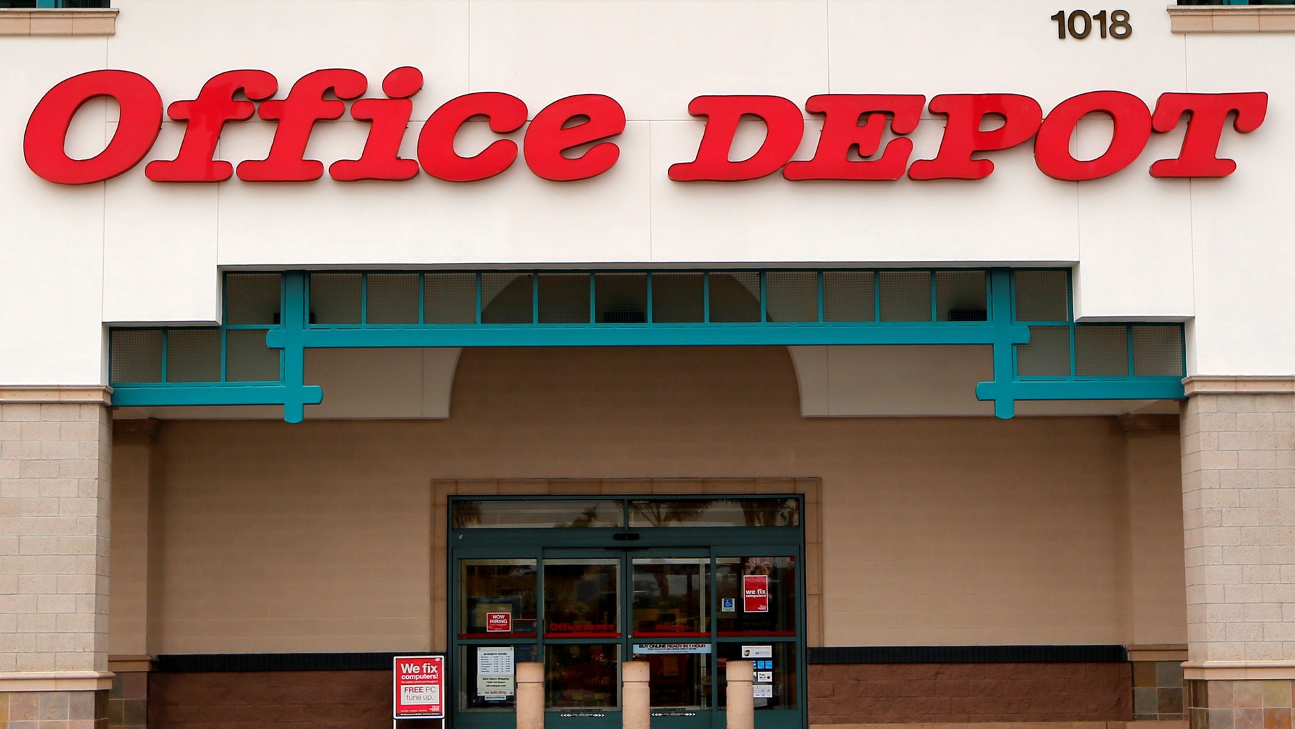 File photo - An Office Depot store is pictured in Encinitas, California, Feb. 19, 2013. (REUTERS/Mike Blake/File Photo)