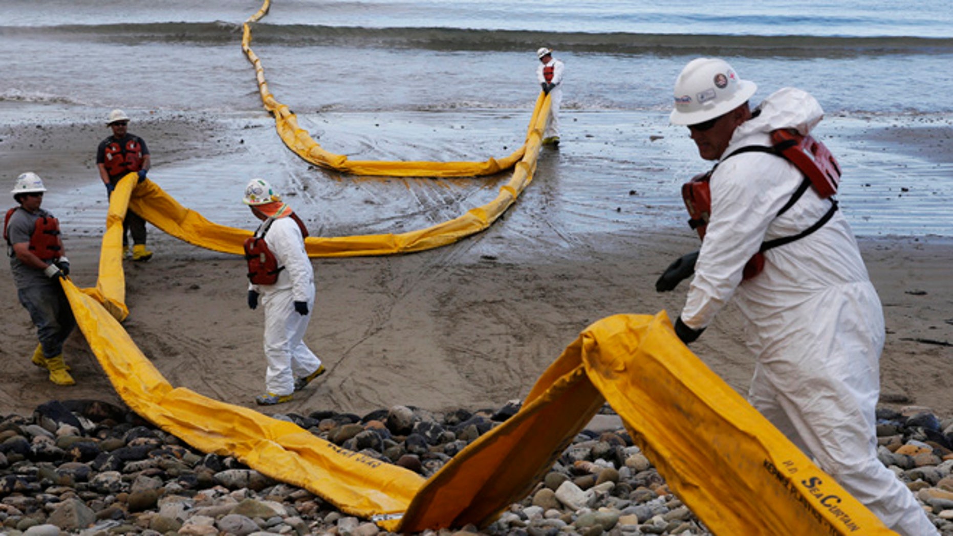 Workers Cleaning Up Oil Spill On California Beaches By Hand Fox News   Oil Spill 052115 