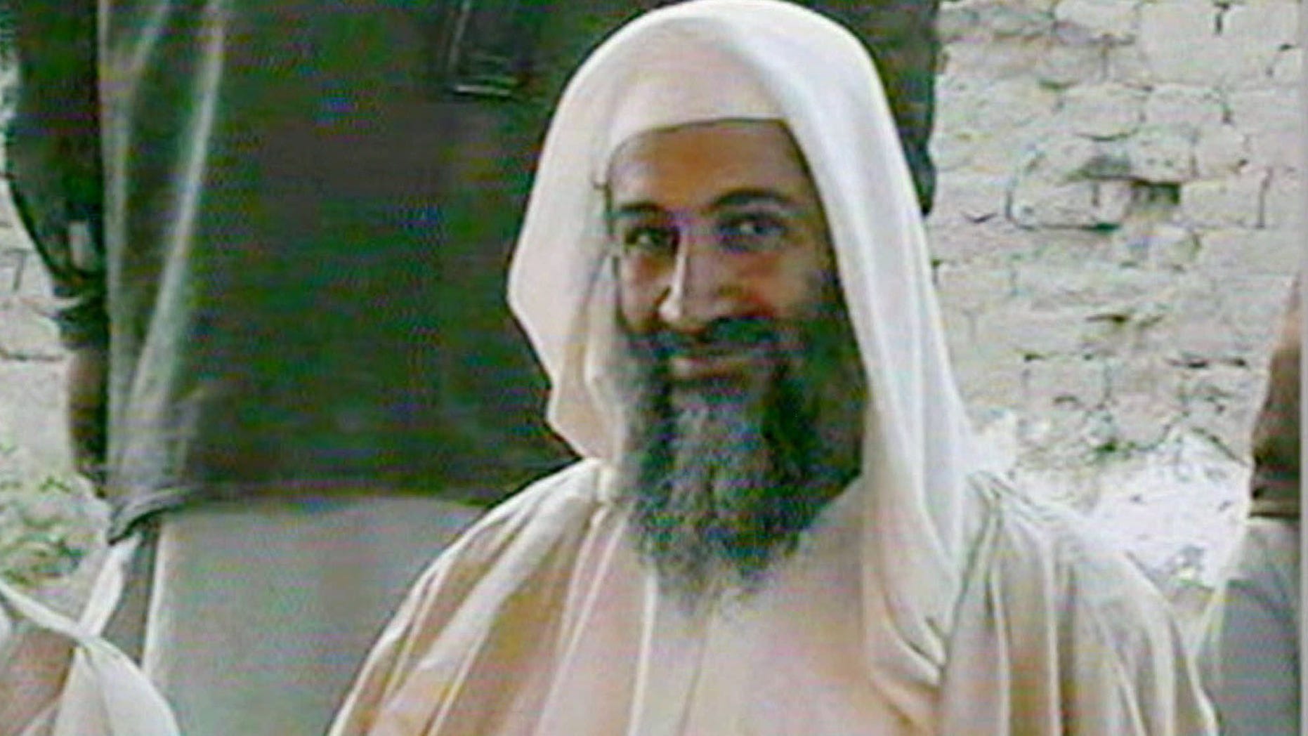 En esta imagen de archivo transmitida por la cadena de televisión qatarà Al Yazira, muestra a Osama bin Laden, supuestamente en la boda de su hijo en enero de 2001. Una persona al tanto de los acontecimientos dijo el domingo 1 de mayo de 2011 que bin Laden está muerto y Estados Unidos tiene su cuerpo. (AP foto/Al-Jazeera/APTN, archivo)