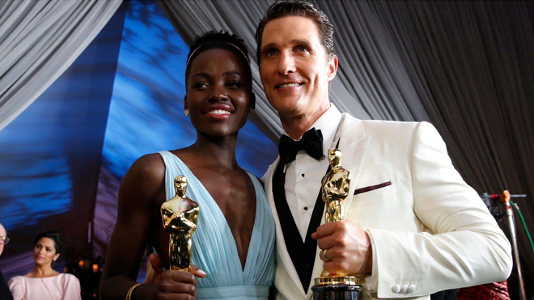 Matthew McConaughey and Lupita Nyong'o hold their Oscars for Best Actor and Best Supporting Actress respectively at the Governors Ball after the 86th Academy Awards in Hollywood, California March 2, 2014. REUTERS/Adrees Latif (UNITED STATES - Tags: ENTERTAINMENT) (OSCARS-PARTIES) - RTR3FYQM