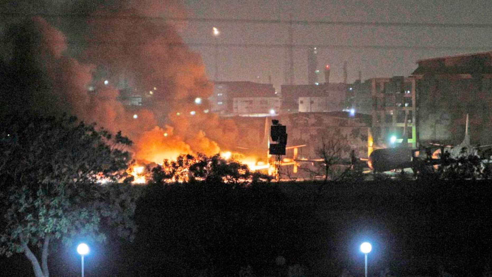 Humo y llamas se elevan desde una base de aviación naval después de un ataque de milicianos en Karachi, Pakistán el domingo 22 de mayor del 2011. Al menos seis marinos y un paramilitar fueron muertos y 14 heridos en el enfrentamiento en la Estación Naval de Mehran que se prolongó más de cuatro horas, dijo el vocero de la Armada paquistanÃ, Irfan ul Haq. (Foto AP/Shakil Adil)
