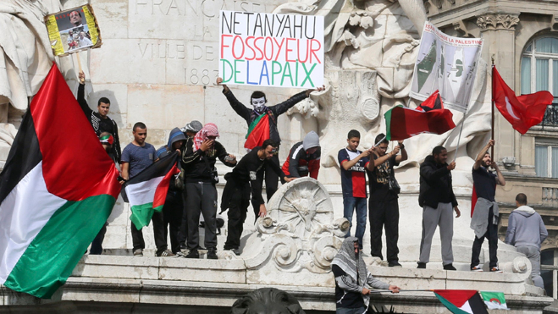 Pro-Palestinian protesters try to enter Paris synagogues, scuffle with ...