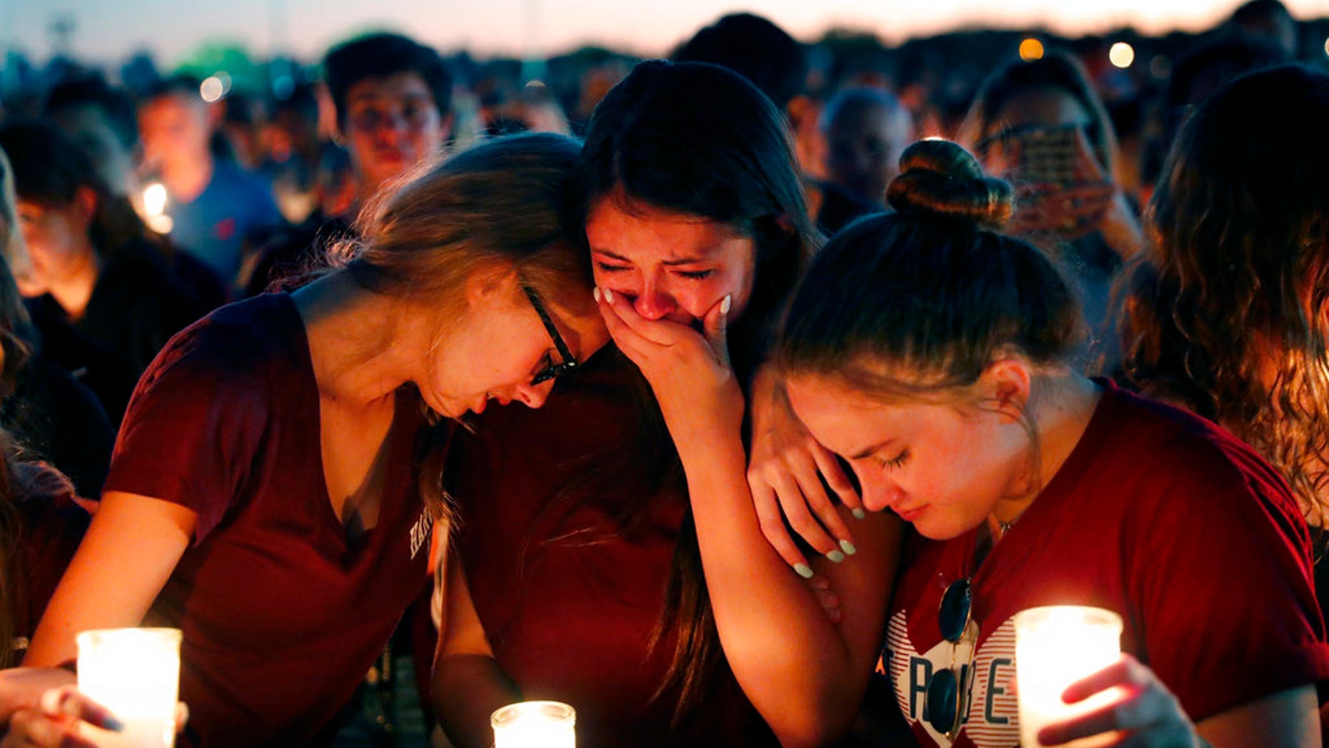 Estudiantes se consuelan entre el llanto durante una vigila por las vÃctimas del tiroteo del miércoles en la Escuela Secundaria Marjory Stoneman Douglas de Parkland, Florida, el jueves 15 de febrero de 2018. (AP Foto/Gerald Herbert)
