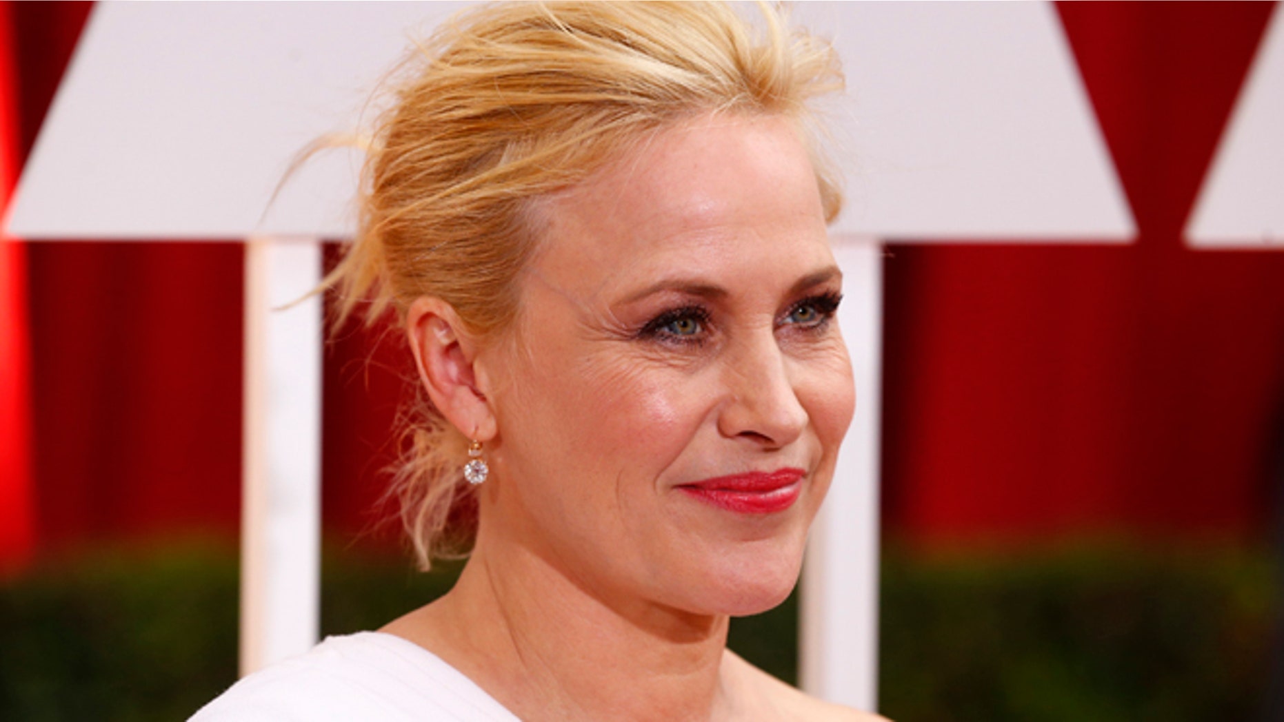 Patricia Arquette (R), best supporting actress nominee for her role in "Boyhood" arrives at the 87th Academy Awards in Hollywood, California February 22, 2015. REUTERS/Lucas Jackson (UNITED STATES TAGS:ENTERTAINMENT) (OSCARS-ARRIVALS) - RTR4QNHG