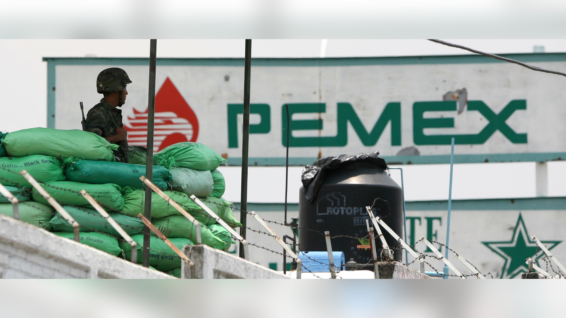 ARCHIVO - En esta foto de archivo del 11 de julio de 2007, un soldado del ejército mexicano monta guardia en una planta de la petrolera Pemex en la capital mexicana. El número de tomas ilegales en ductos de Petróleos Mexicanos se ha duplicado en lo que va de 2013, una de las pocas estadÃsticas relacionadas con delitos que, según el gobierno del presidente Enrique Peña Nieto, ha aumentado desde que asumió el cargo en diciembre pasado, dijo el gobierno el martes 23 de julio de 2013. (AP Foto/Eduardo Verdugo)